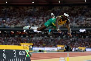 OVO NIKADA NISTE VIDELI! Šokantan skok udalj atletičara sa Jamajke: Ceo stadion gledao u NEVERICI! (VIDEO)