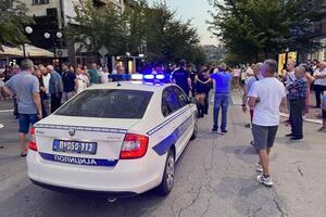 AUTO UDARIO DETE U GORNJEM MILANOVCU: Projurio kroz Trg kneza Mihaila gde je počinjao protest