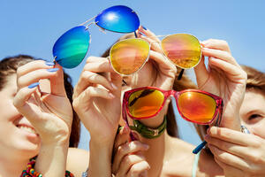 OSETITE SJAJ SUNCA: Upotpunite letnji stil i zaštite oči uz OVE sunčane naočare - i ne propustite SNIŽENJE!