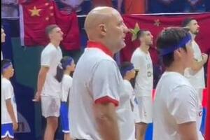 EMOTIVNA SCENA KOJA JE MNOGIMA PROMAKLA: Saša Đorđević pevao iz sveg glasa himnu Srbije, pa se PREKRSTIO! (VIDEO)