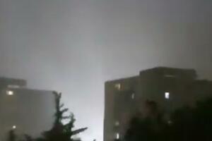 GROM UDARIO U KUĆU U MOSTARU! Ulice poplavljene, drveća iščupana: Na snazi NARANDŽASTI meteoalarm (VIDEO)