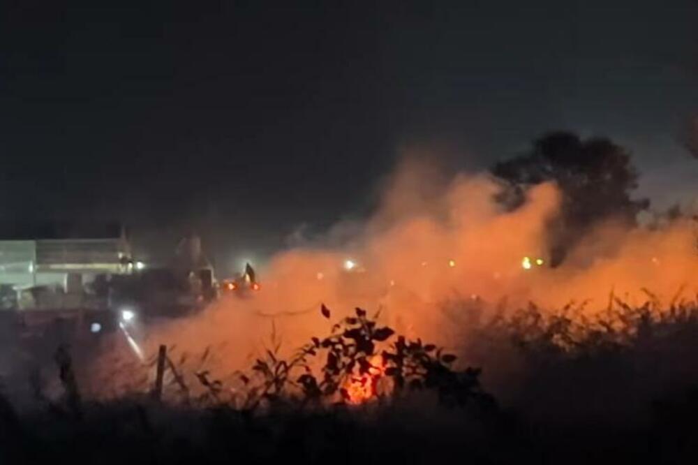 STRAŠNI SNIMCI POŽARA U FUTOGU: Gorela fabrika paleta, Hitna pomoć zbrinula vatrogasce