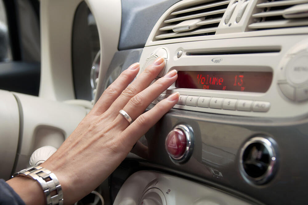 DA LI STIŠAVATE RADIO DOK PARKIRATE AUTO? Postoji opravdano objašnjenje zašto mnogi to rade, a tiče se vaše BEZBEDNOSTI (FOTO)