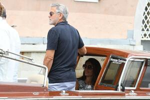 RAZUZDANI ŠLIC NA HALJINI OTKRIO NAJZGODNIJE NOGE HOLIVUDA: Amal Kluni zapalila Veneciju, evo zašto o njenom stajlingu bruji SVET