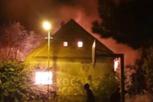 IZBIO POŽAR U VLADIMIROVCU, CELA KUĆA U PLAMENU: Snimljen strašan prizor, vatrogasci se bore sa vatrenom stihijom (VIDEO)