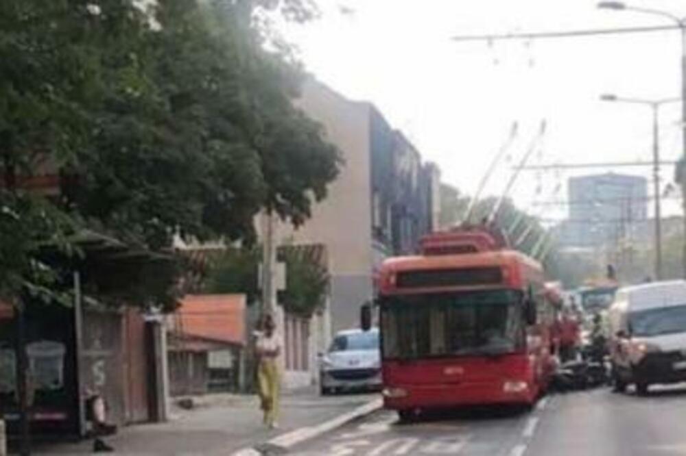 NESVAKIDAŠNJI UDES U CENTRU BEOGRADA: Motorom se zakucao u trolejbus, pa se odbio i udario u auto (FOTO)