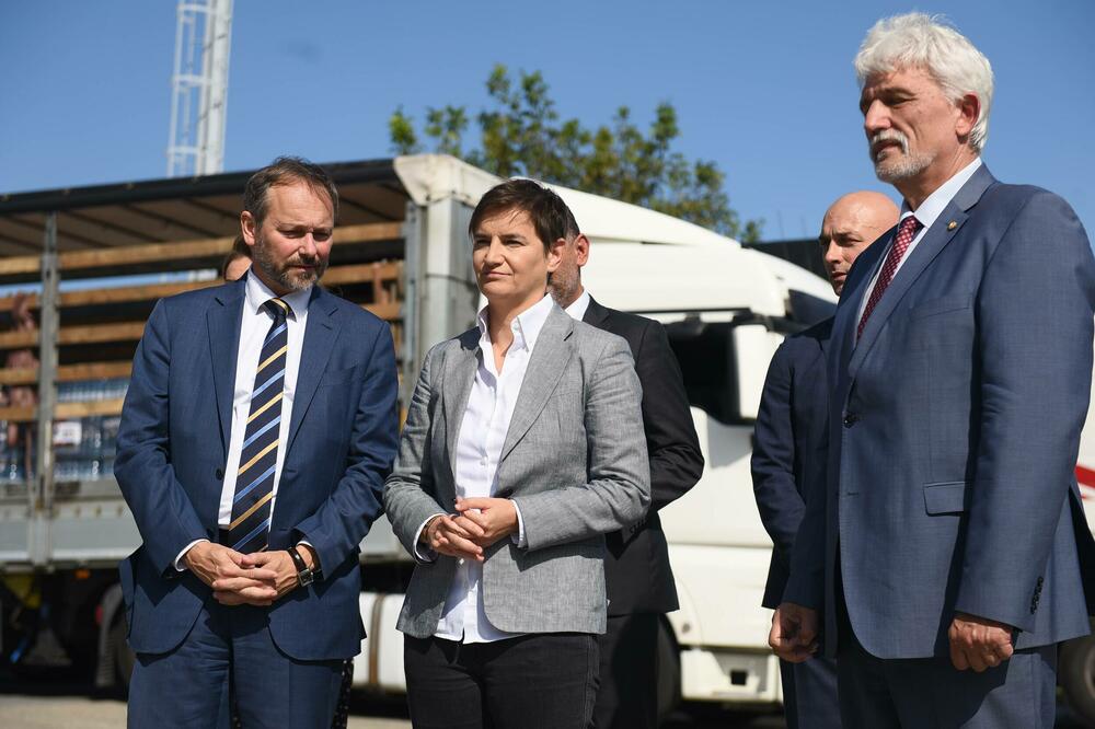 PREMIJERKA BRNABIĆ NAJAVILA: Srbija šalje 14 kamiona humanitarne pomoći Ukrajini