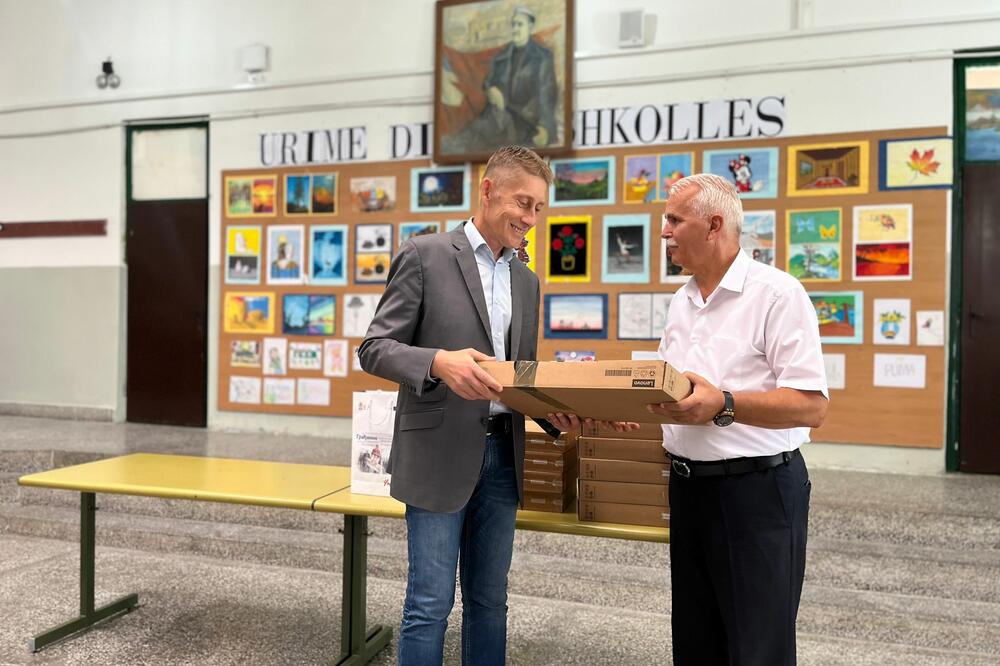 MARTINOVIĆ POSETIO PREŠEVO: Ministar prvacima podelio školski pribor i đačke torbe, a školama donirao laptop računare