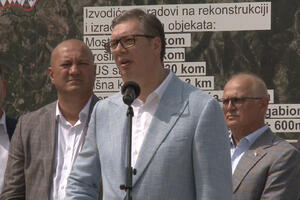 "RAKIĆ DVE GODINE NIJE BIO NA MORU NEGO UZ NEPOKRETNU MAJKU" Vučić o lažima: Goran Rakić kao Džef Bezos?!