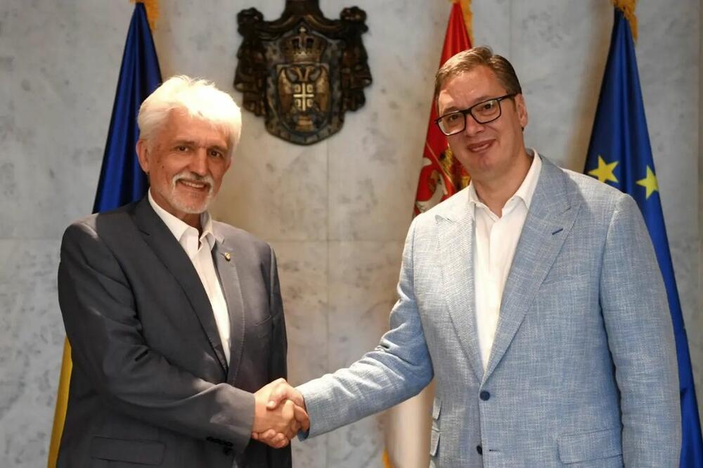 "POŠTUJEMO TERITORIJALNI INTEGRITET UKRAJINE" Predsednik Vučić se sastao sa ambasadorom Tolkačom