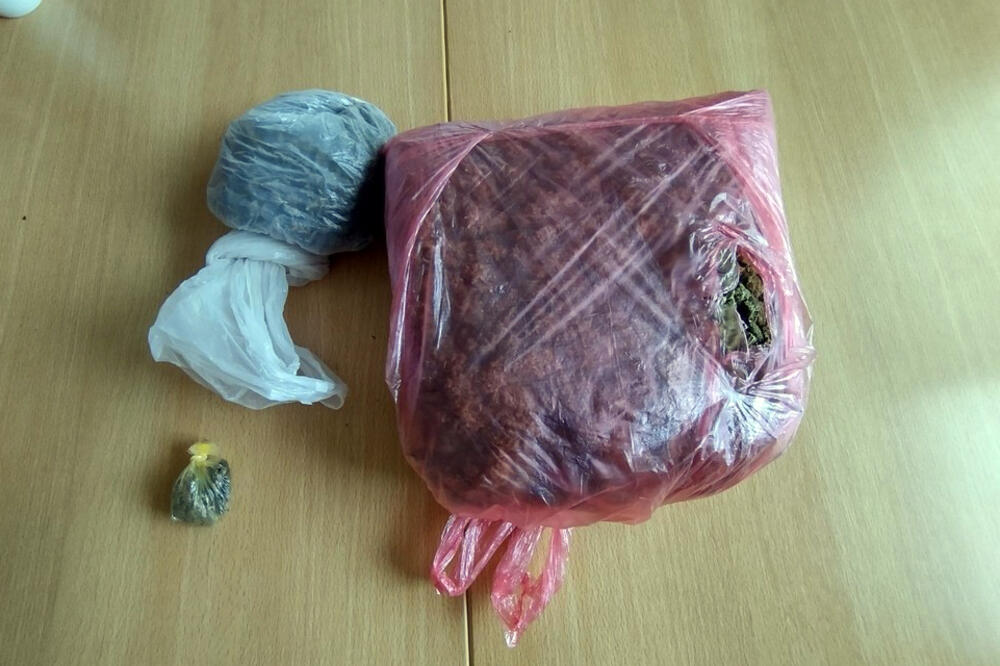 POLICIJA PRETRESLA STAN MLADIĆU IZ SMEDEREVSKE PALANKE: U zamotanim kesama našli više od kilo droge