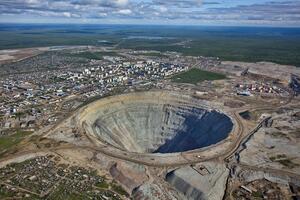 DŽINOVSKA RUPA USISAVA AVIONE I HELIKOPTERE: Rudnik dijamanata Mirni misteriozno napušten, a sada Rusi imaju nove planove