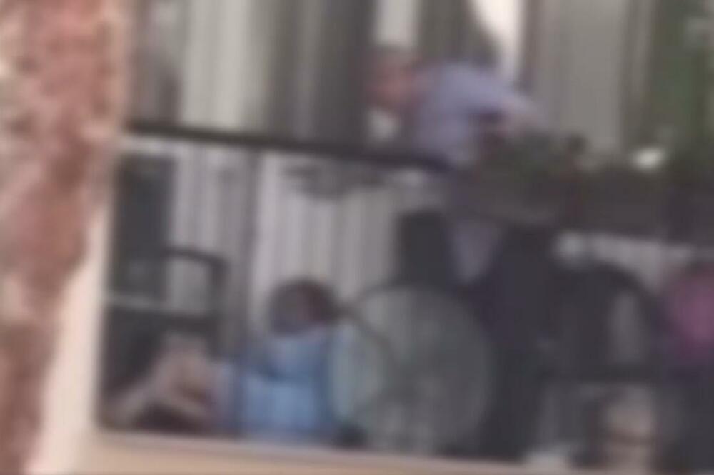 POJAVIO SE UZNEMIRUJUĆ SNIMAK NASILJA! Žena leži na podu terase, muž je udara i psuje: Policija hitro reagovala! (VIDEO)