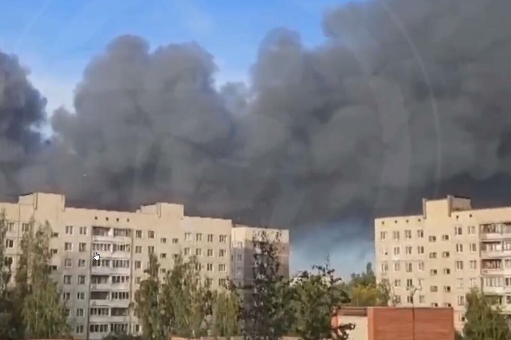 OGROMAN POŽAR U SANKT PETERBURGU: Stubovi dima prekrili nebo iznad grada! (VIDEO)