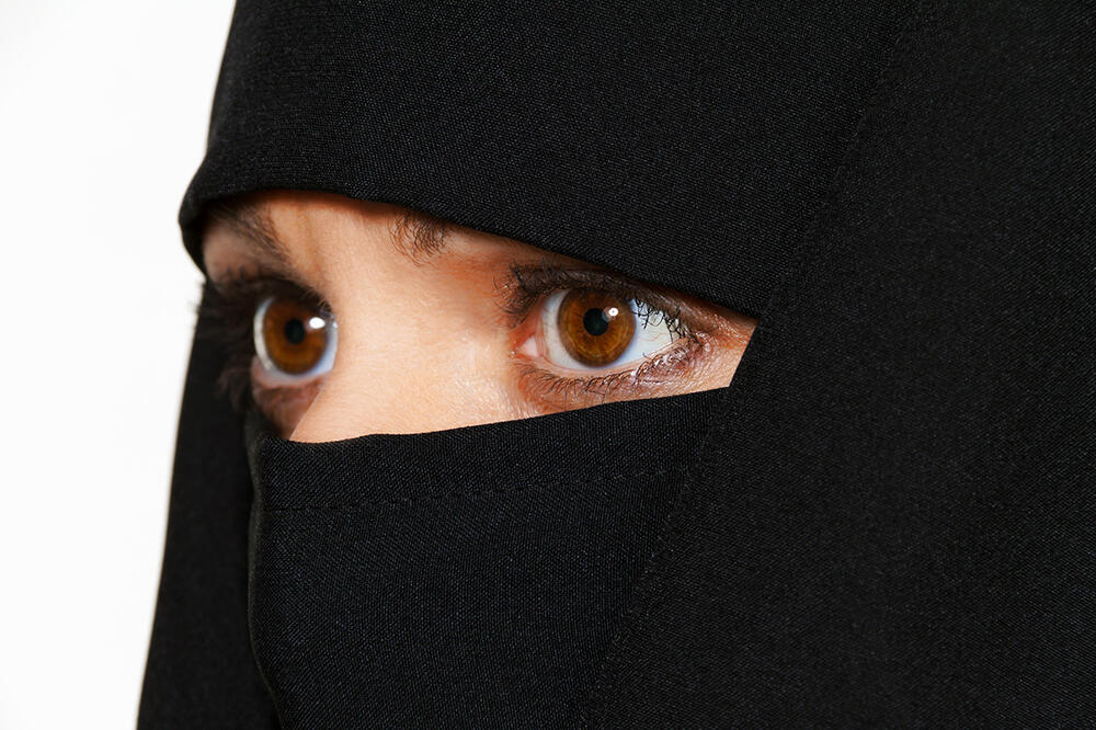 KAZNE SU BRUTALNE, A ZBOG OVIH STVARI MOGU I DA IH BIČUJU: 8 strogih pravila koje žene u Saudijskoj Arabiji moraju da poštuju