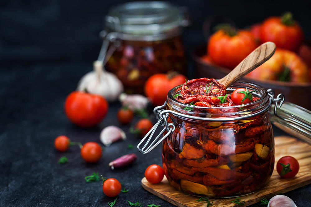 PRIPREMA NIKAD JEDNOSTAVNIJA, A UKUS OBARA S NOGU: Jednostavan recept za sušeni paradajz koji će vam ulepšati predstojeću zimu!