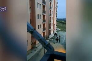 OBIJENA ZGRADA U LEPOSAVIĆU: Razbijena ulazna vrata na objektu sa 12 stanova koji se grade novcem Kancelarije za Kosovo i Metohiju