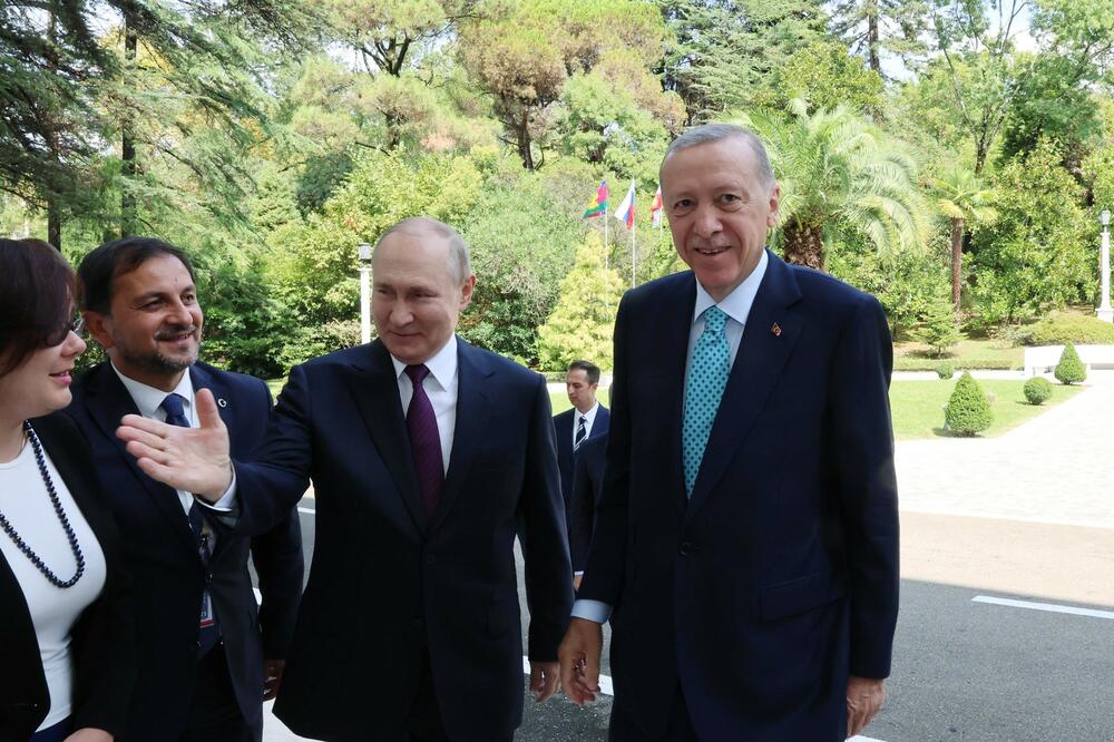 U TOKU SASTANAK U SOČIJU: Gledajte kako Putin dočekuje Erdogana ispred rezidencije, rekao mu baš ono što je želeo da čuje (VIDEO)