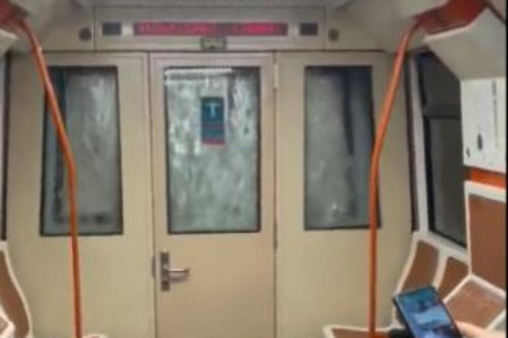 UŽAS U ŠPANIJI: Poplave odnose živote! HOROR snimak iz metroa u Madridu, voda nadire, putnici u panici (VIDEO)