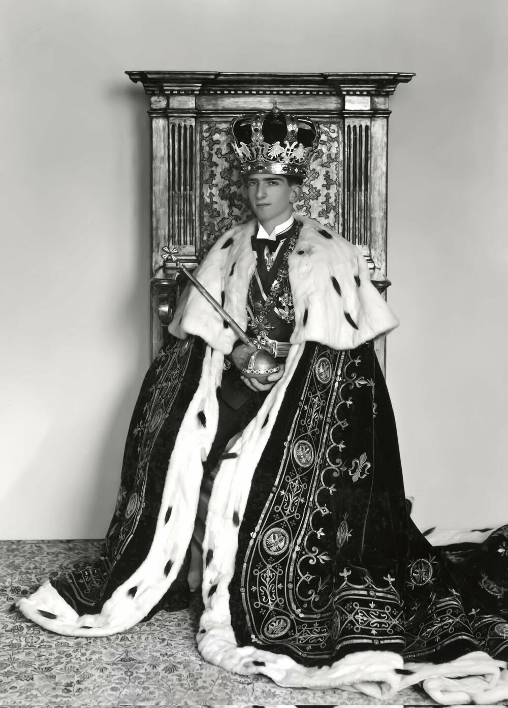 Kralj Petar II sa insignijama