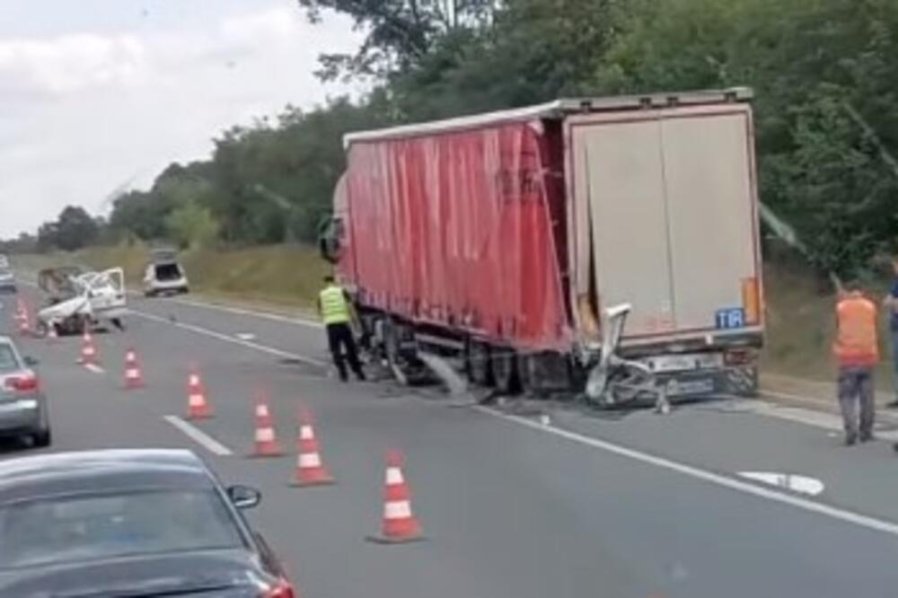 JEZIVI SNIMCI NESREĆE KOD LAJKOVCA! Auto potpuno smrskan posle u sudara sa kamionom! VIDEO