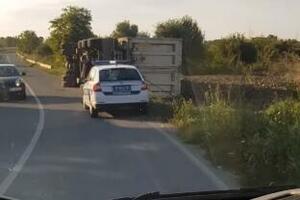 KARAMBOL NA PUTU OMOLJICA-STARČEVO: Prevrnuo se kamion, blokirana traka! Policija na licu mesta (VIDEO)