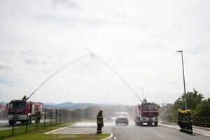 SVEČANI DOČEK ZA NAŠE HEROJE: Ministar dočekao vatrogasce-spasioce iz Srbije koji su u Grčkoj gasili požar (FOTO)