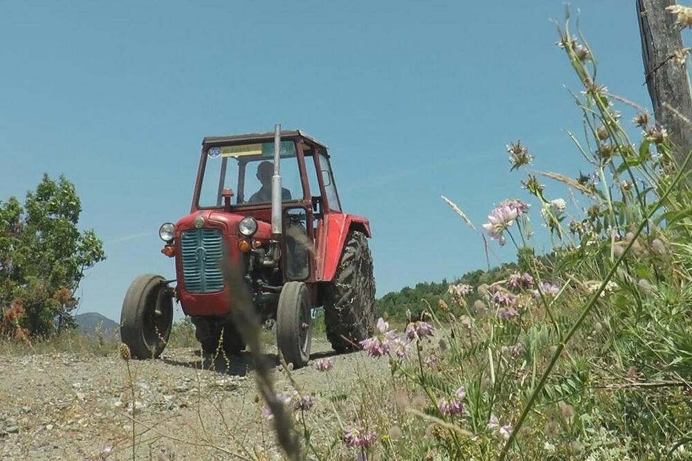 OTIŠAO DA POMOGNE PRIJATELJU, PA POGINUO! Tragedija kod Kragujevca, mladić (28) stradao od traktora