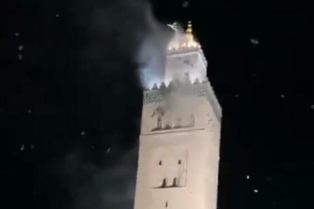 LJUDI PANIČNO BEŽALI: Snimljen trenutak kada se džamija stara 850 godina zaljuljala zbog jakog zemljotresa u Maroku(VIDEO)