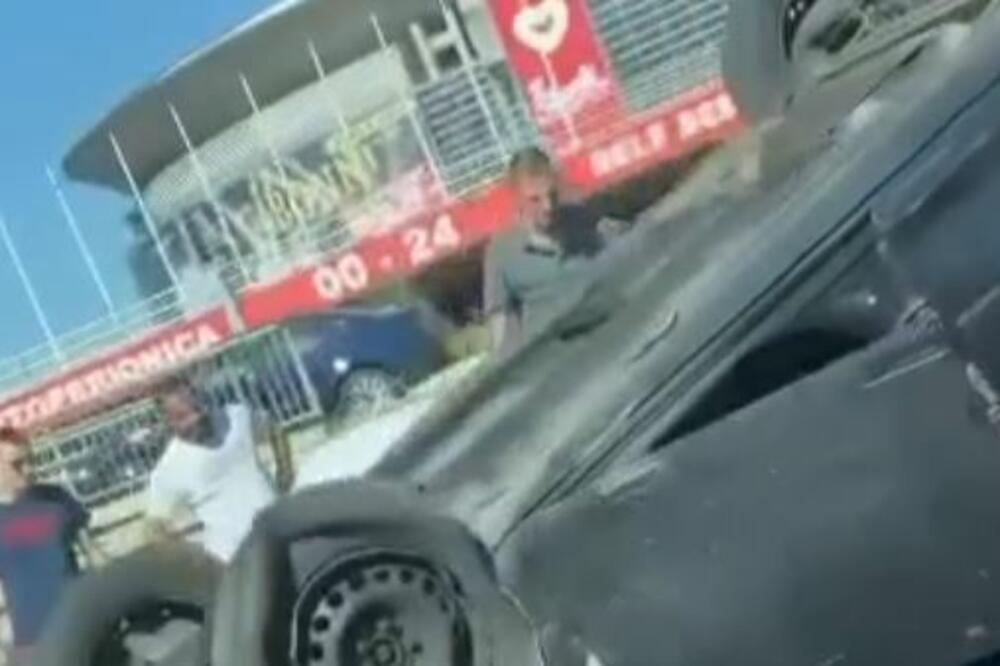 TEŽAK UDES NA AUTO-PUTU KOD ARENE: Jedan auto prevrnut na krov, drugi totalno uništen! Povređeni prevezeni u Urgentni (VIDEO)