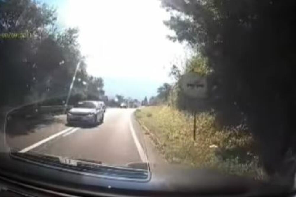 ZA DLAKU IZBEGNUT HOROR NA IZLASKU IZ PRIJEPOLJA: Bahati vozač krenuo u sumanuto preticanje, pogledajte šta se desilo (VIDEO)