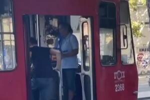 DNEVNA DOZA DOBROTE I KULTURE! Pogledajte šta je uradila žena koja vozi tramvaj, o njenom postupku bruji Beograd (VIDEO)