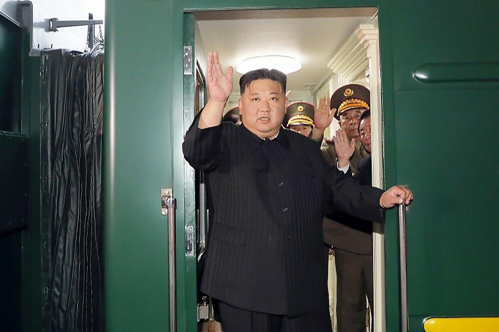 KIM DŽONG UN SE HVALI ORUŽJEM! Severnokorejski lider nadgledao vežbe gađanja aritljerijskih jedinica