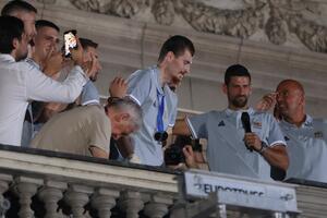 BORIŠA, TI SI HEROJ NACIJE! Pogledajte kako je Novak grlio i ljubio Simanića na balkonu SVE PUCALO OD EMOCIJA (VIDEO)