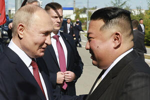 PUTIN PREKRŠIO SPORAZUM Predsednik Rusije poklonio automobil Kim Džong Unu
