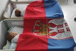U PORODILIŠTU U PASJANU JE OVAKO OBELEŽEN DAN SRPSKOG JEDINSTVA: Novorođeni dečak i devojčica prekriveni zastavom Srbije (FOTO)