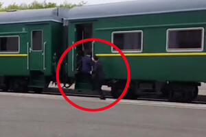 HIT SCENA NA KRAJU POSETE KIM DŽONG UNA RUSIJI: Pogledajte kako pratnja lidera Severne Koreje uskače u voz koji je krenuo bez njih