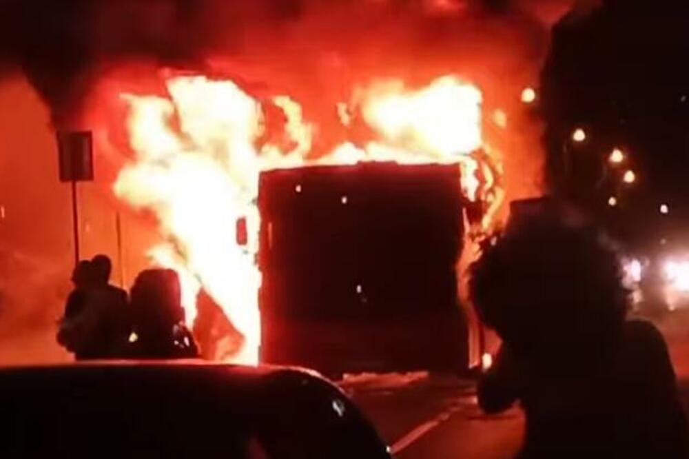STRAŠNA SCENA U ŽELEZNIKU: Zapalio se autobus nasred ulice, plamen progutao celo vozilo (VIDEO)