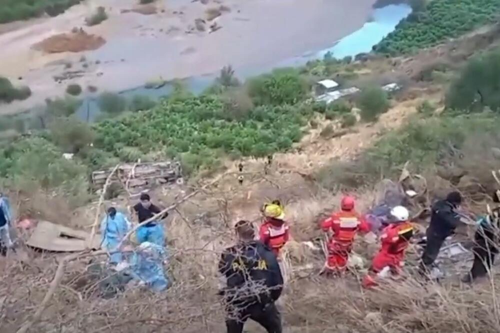 NAJMANJE 24 OSOBE POGINULE: Stravična nesreća u Peruu! Autobus sleteo u 200 metara duboku provaliju (VIDEO)