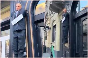 UKRAJINCI "OBESILI" PUTINA USRED GRADA U centru Lavova visi krvava lutka ruskog predsednika (VIDEO)