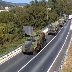 EKSKLUZIVNO! Dugačka kolona borbenih vozila Vojske Srbije kreće se iz Kraljeva