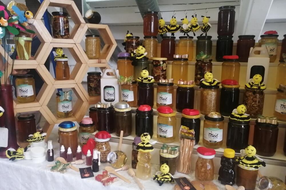 POVEĆANJE SUBVENCIJA PČELARIMA, OD SADA 1.000 PO KOŠNICI Održan šesti pčelarski sajam u Vranju! I stranci oduševljeni našim medom