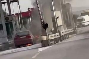 POŽAR NA NAPLATNOJ STANICI POJATE: Zapalio se automobil, objavljen ZASTRAŠUJUĆI snimak! Stvaraju se zastoji (VIDEO)