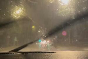 SNAŽNO NEVREME "OKOVALO" DELOVE SRBIJE: Reke teku ulicama, kiša pljušti, tuče i GRAD! Kolaps u saobraćaju (VIDEO)