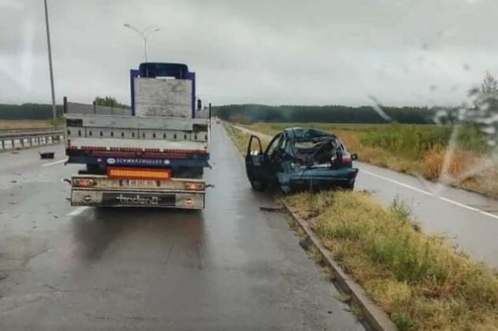 LANČANI SUDAR NA PUPINOVOM MOSTU: Automobil potpuno uništen, jedna osoba prevezena u Urgentni (FOTO)