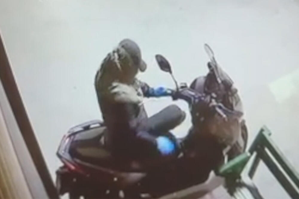 maskirani lopov krade motor ispred jedne zgrade u mriijevu