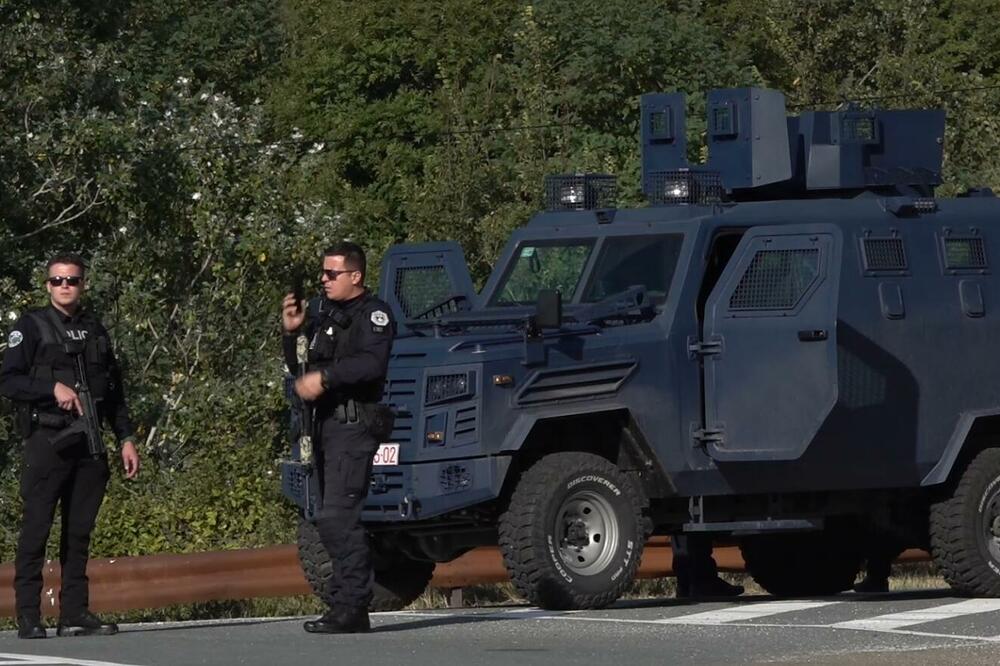 KURTIJEVA POLICIJA I U BELIM MANTILIMA VIDI TERORISTE: Presreli vozilo Hitne pomoći, uperili oružje u medicinske radnike