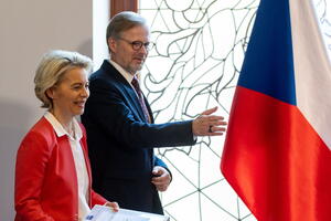 CILJ DA MIGRANTI NE DOLAZE U EVROPU: Fon der Lajen kaže da "može da potpiše" to što kaže premijer Češke i pomenula MILIJARDE EVRA