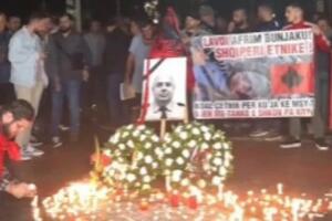 "KRV SE NE PRAŠTA": Jezive poruke Albanaca, slave ubijenog policajca uz zastave OVK (FOTO)