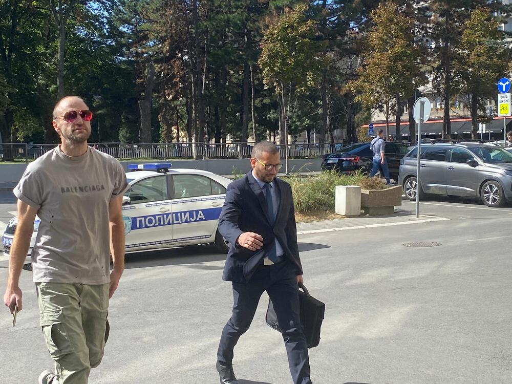 darko kostić u pratnji advokata dolazi u prvi osnovni sud u beogradu